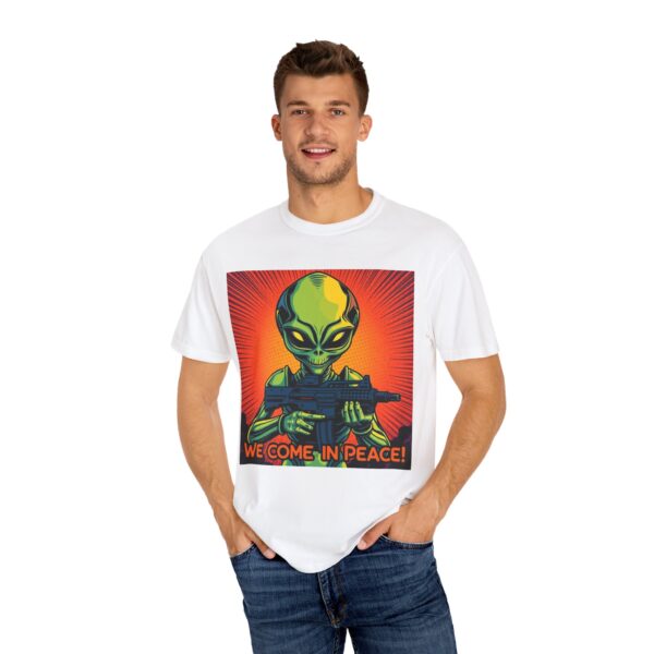 Quirky Alien Graphic Tee, Fun Unisex T-shirt for UFO Lovers, Sci-Fi Humor Shirt, Gift for Space Enthusiasts, Casual Everyday Wear - Image 4