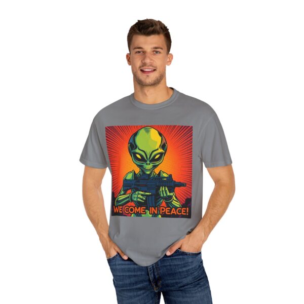 Quirky Alien Graphic Tee, Fun Unisex T-shirt for UFO Lovers, Sci-Fi Humor Shirt, Gift for Space Enthusiasts, Casual Everyday Wear - Image 6